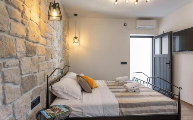 TEONA Luxury Studio Apartment with jacuzzi and garden view