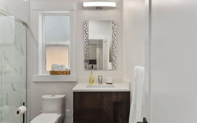 Modern 2-Bedroom Retreat in Seattle