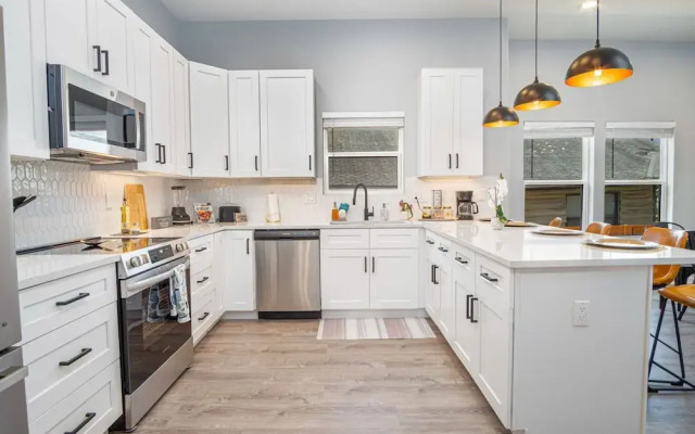 Inviting 4BR 2BA Near Downtown Riverwalk