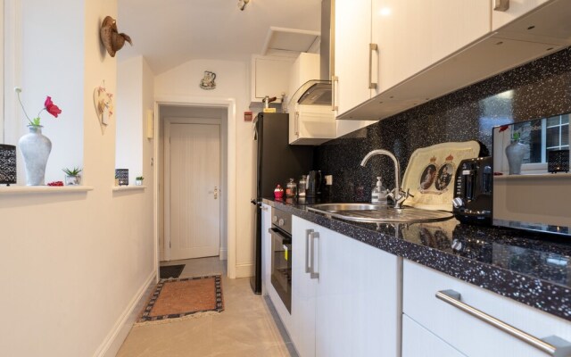 The Mews, With Free Private Parking, Windermere