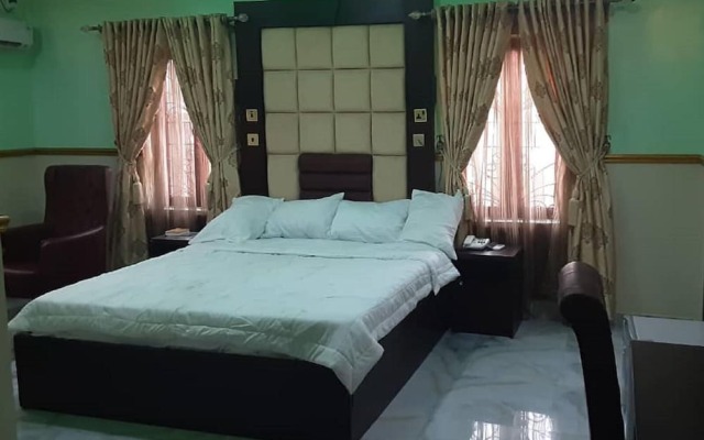 Royal City Dubai Hotel & Suites