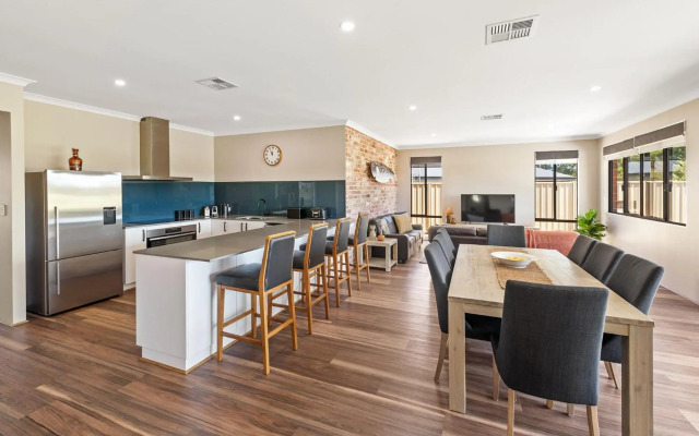 The Links - fairway views, walk to town, air-con