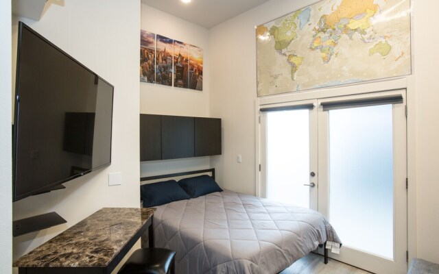 Modern Seattle Condo Sleeps 4