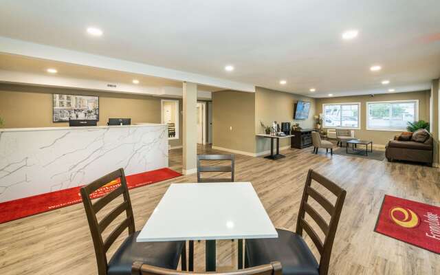 Econo Lodge Inn & Suites