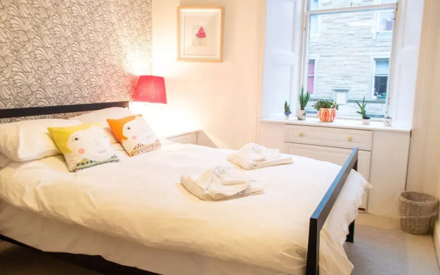 Spacious 2 Bedrooms Apartment by Royal Mile