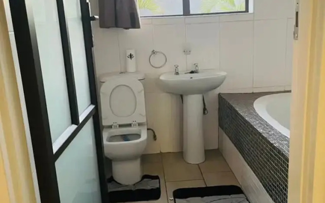 Lovely 3 bed in Selborne Park With Pool - 2234