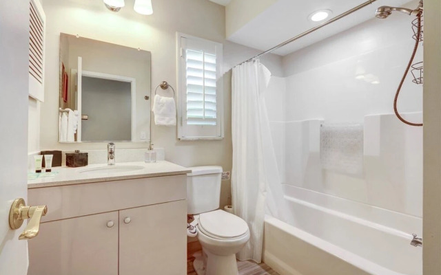 Lakeshore - Private & Sanitized, Perfect for Social Distancing & Working From Home. Private Pool, Pet Friendly. Discounted During Pandemic. Super-host Support