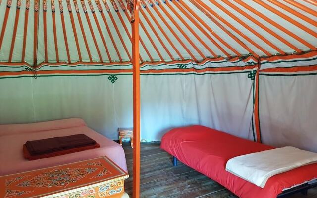 Les Truffiers Yourtes et roulotte