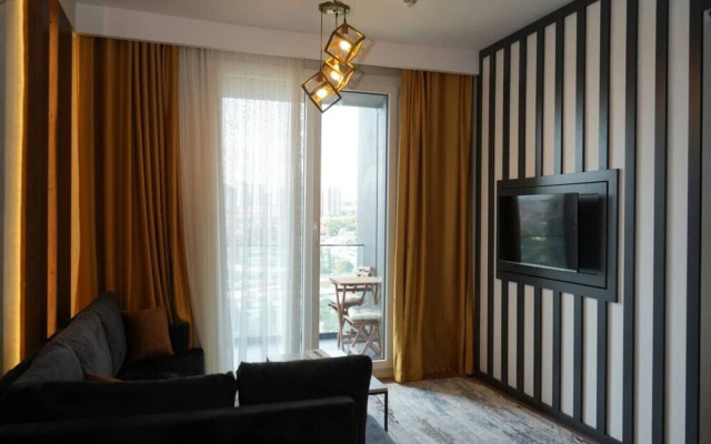 Lovely 1+1 Apartment w/Terrace near MaIl of IST