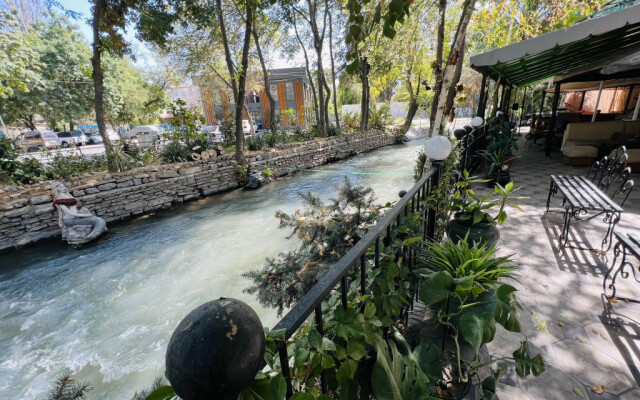 Riverside Hotel