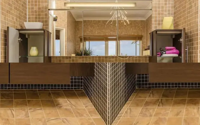 Luxury 4br4ba Villa w Hottub Pool Ocean Views