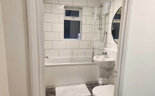 Grays Apartment With City Views Lakeside Shopping