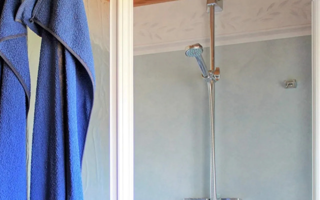 Scenic Lakeside Cottage-by Traum