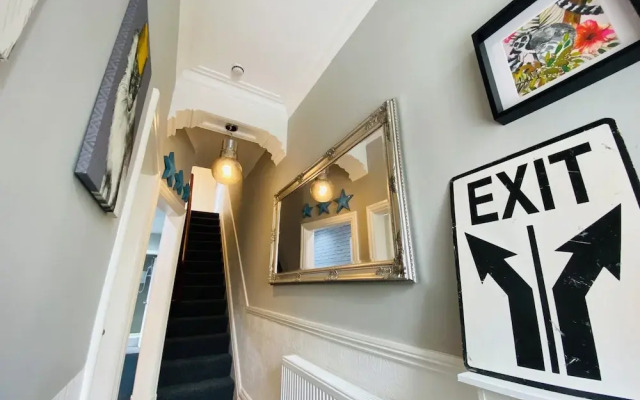 Blackpool - 4 Beds - Sleeps 10 - Pet Friendly