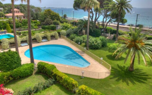 T2 vue mer 100m plages piscine PKG