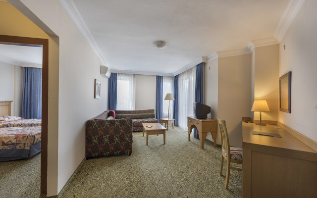 Royal Garden Suite Hotel