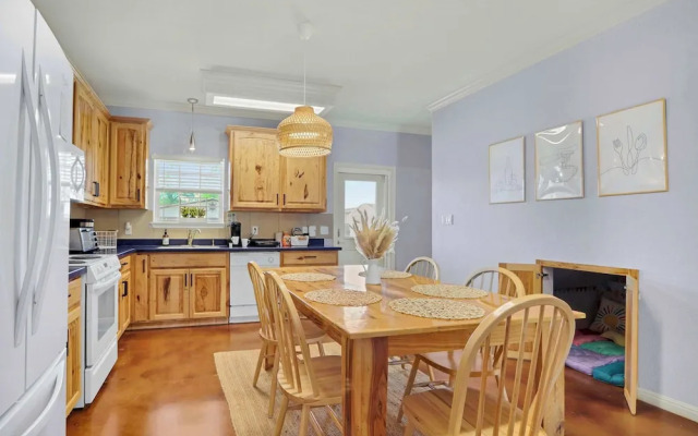 Spacious Retreat & Game Room Sleeps 12