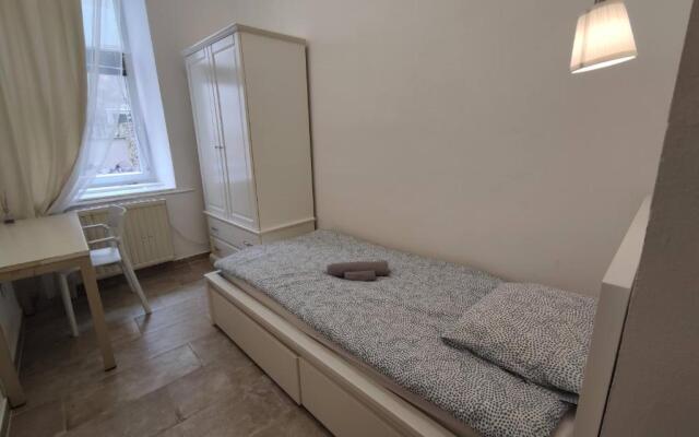 Room with privat shower in 3 rooms apartment