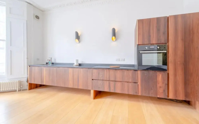 Stylish & Light Victorian 2BD Flat - Holland Park