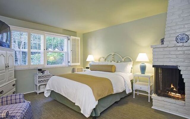 Colonial Terrace Inn by the Sea