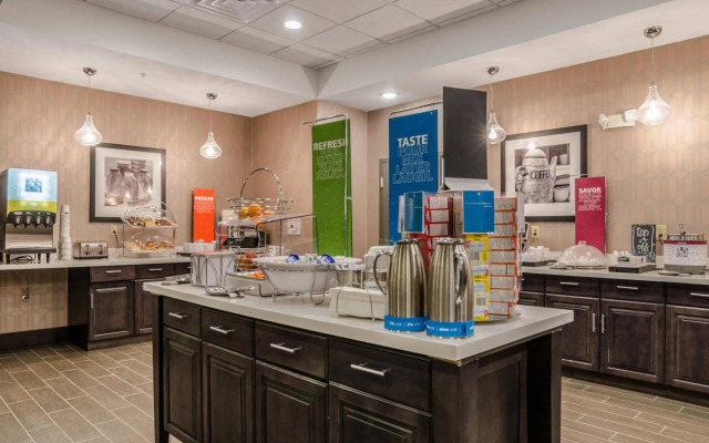 Flag Point Inn & Suites Pratt by FairBridge