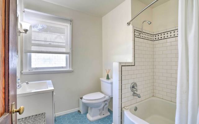 \sun-dappled Retreat: Walk to Restaurants!