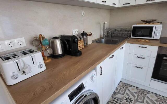 Comfy & Quiet 2 Bed Flat, Great Location, Parking