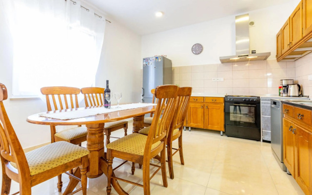 Šjor 2 BDR Apartment w grill