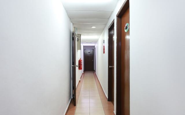 Azimaju Guesthouse by OYO Rooms