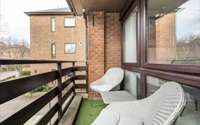 Spacious 1 bed Apartment With Parking & Balcony!