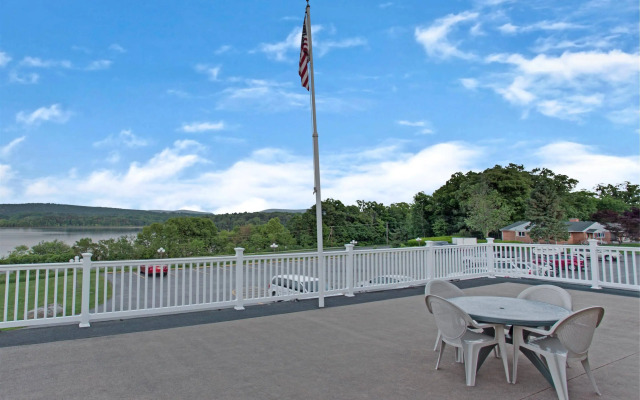 Red Roof Inn & Suites Newburgh – Stewart Airport/ West Point
