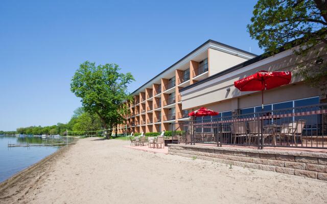 Holiday Inn Detroit Lakes, an IHG Hotel