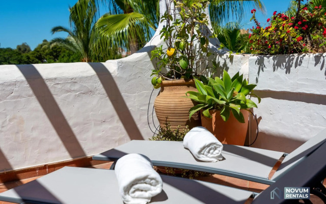 Modern 2 BDRM Apt with Sea Views and Pool