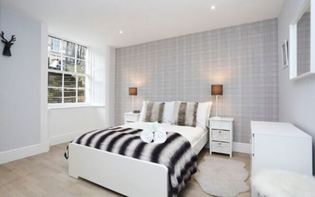Modern, Stylish Apt. in Excellent Central Location