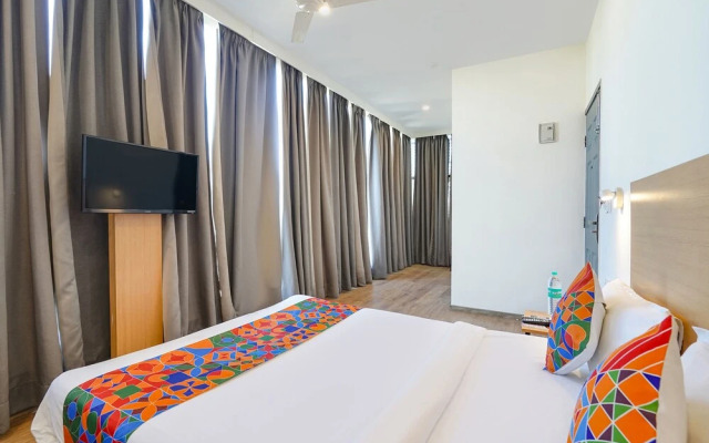 Fabhotel Moonlight Inn