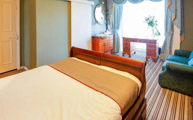 OYO Lamphey Hall Hotel