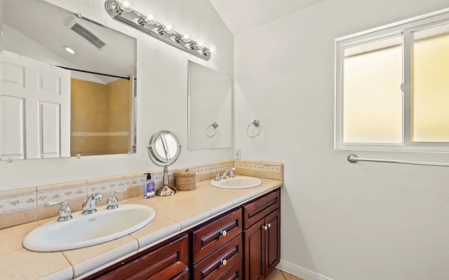 Master Bedroom With King Bed Central Location