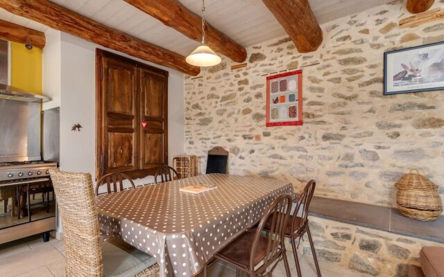 Charming Holiday Home in Saint-beauzire Near Forest