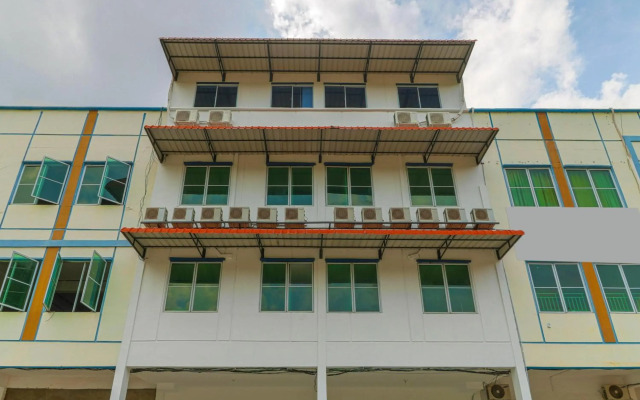 RedDoorz Plus Near Kepri Mall