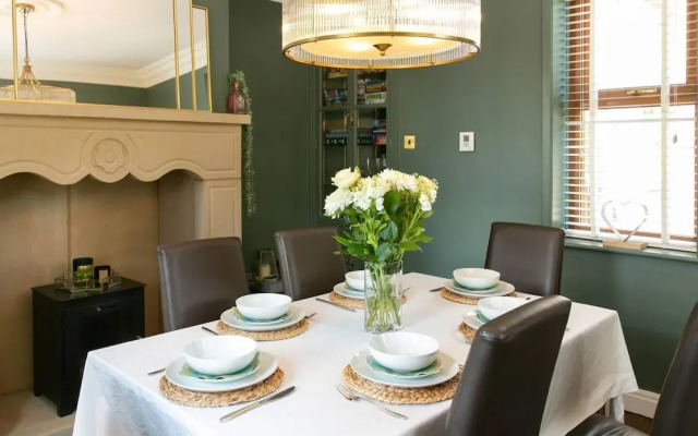 Remarkable 4-bed House Near Leeds Airport