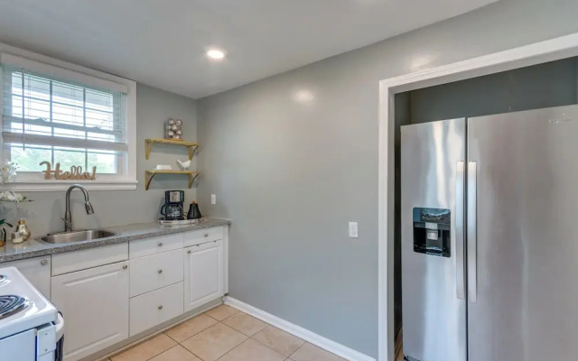 2 Mi to Dtwn Pensacola: Charming Apartment