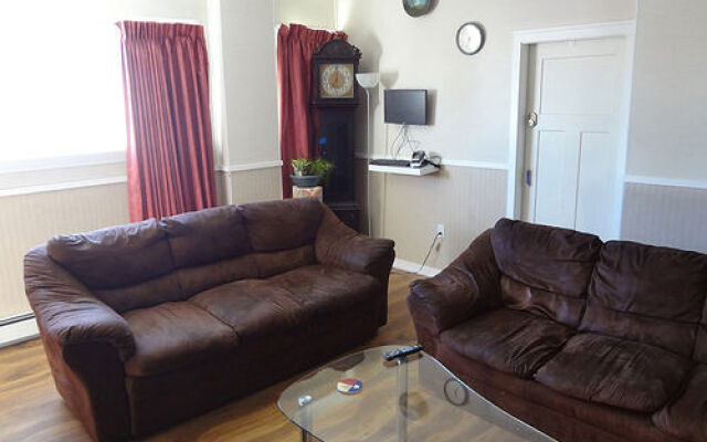 Manor Hostel B&B & Hotel