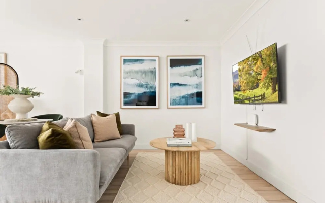 Chic Studio With a Pool and Moments From Shop – Guest Rooms – Sydney
