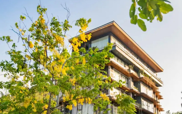 22Land Moon West Lake