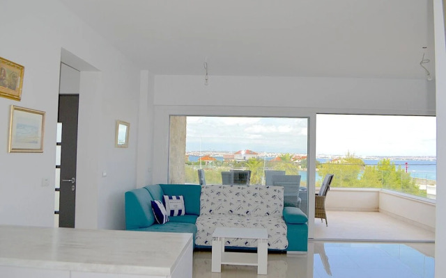 Seafront 2-bedroom Apartment The New View