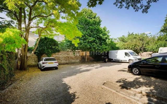 One bedroom central Slough with parking