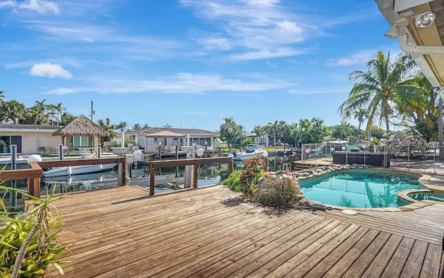 Waterfront Villa Private Pool!
