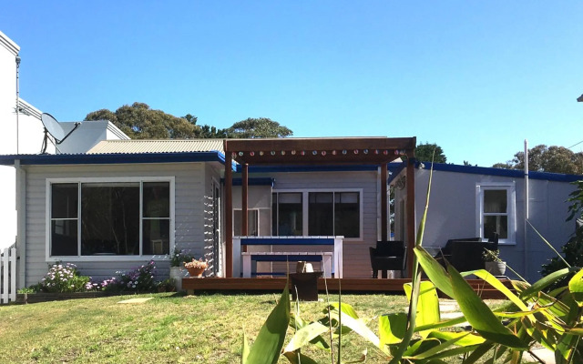 Shellharbour Beach Cottage - walk onto Patrolled beach with flags in summer