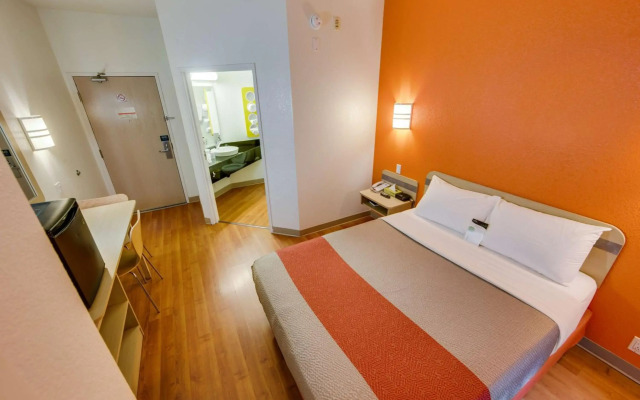 Motel 6 Toronto Brampton