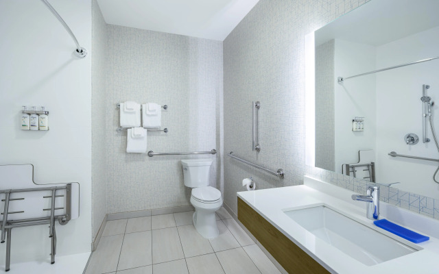 Holiday Inn Express & Suites Phoenix East - Gilbert by IHG